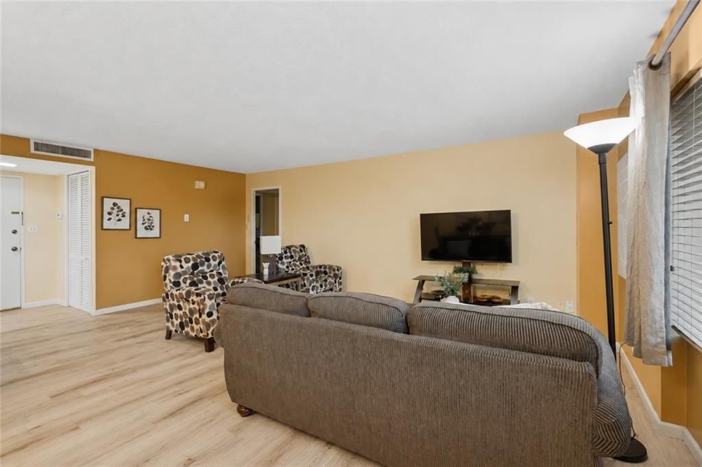 4545 Wornall Road — photo 11