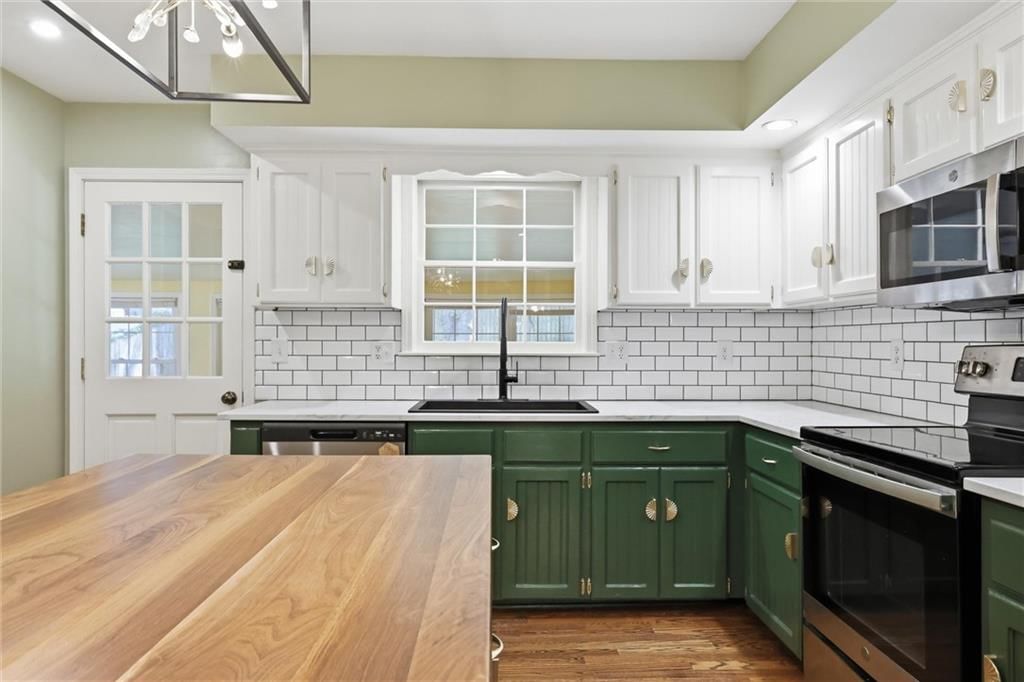 Double oven at 5519 NW Verlin Drive, Kansas City, MO 64152