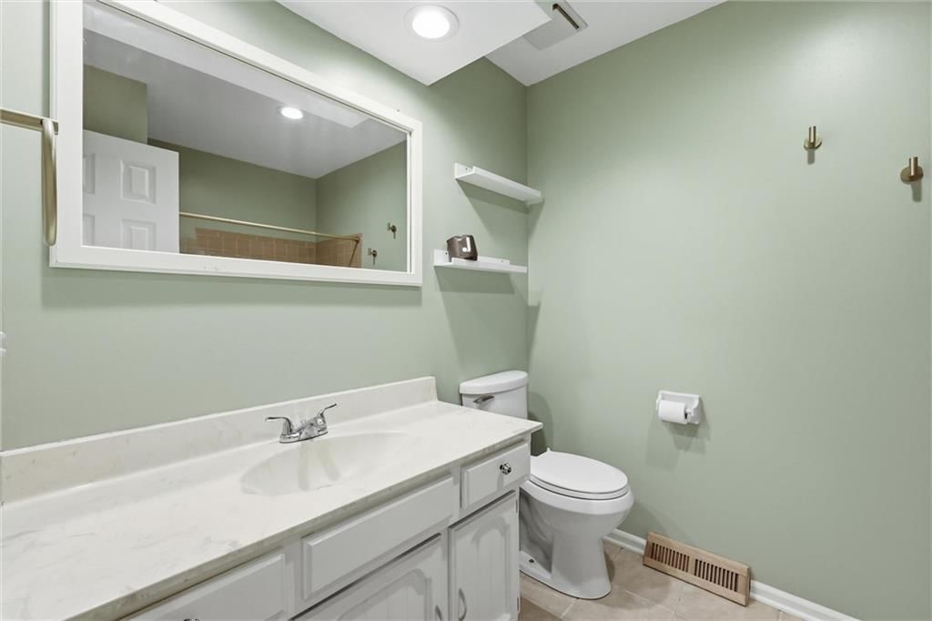 Photo 16 of 36 - 5519 NW Verlin Drive, Kansas City, MO 64152