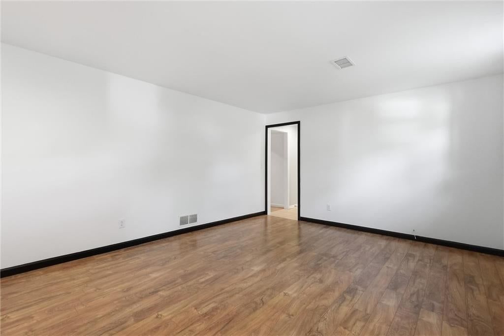 Photo 25 of 36 - 5519 NW Verlin Drive, Kansas City, MO 64152