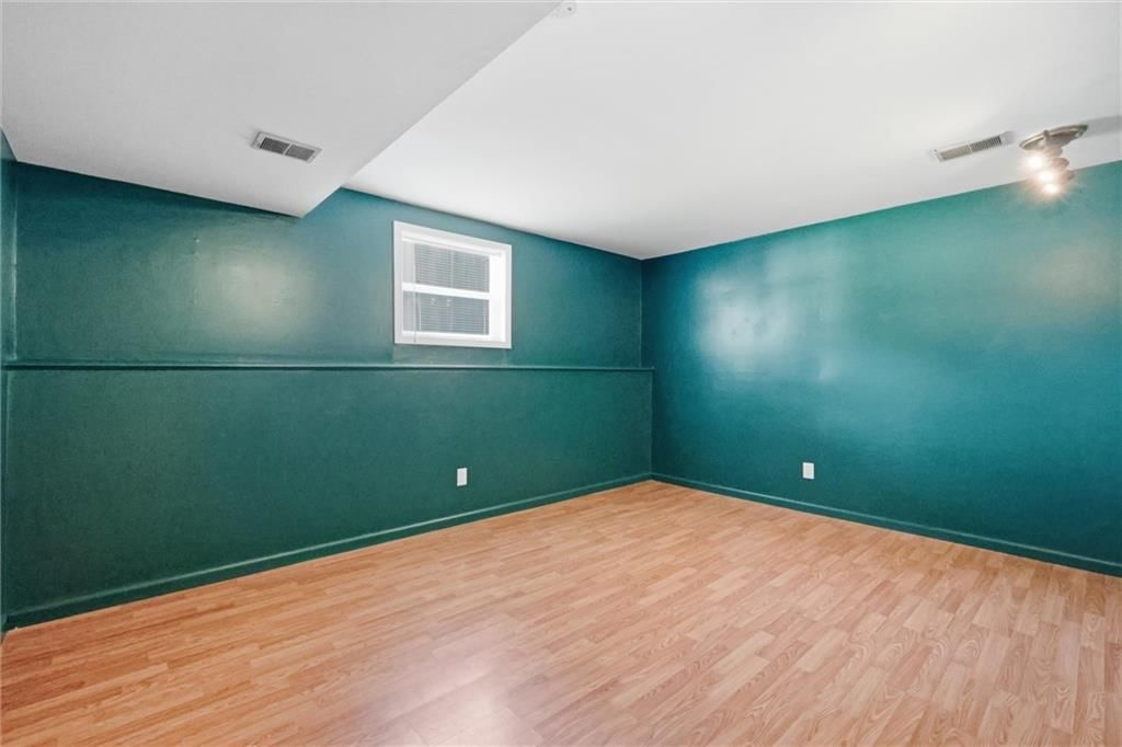 Photo 28 of 36 - 5519 NW Verlin Drive, Kansas City, MO 64152