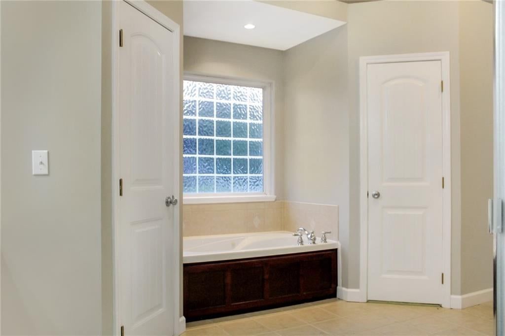 2900 Oak Street — photo 15