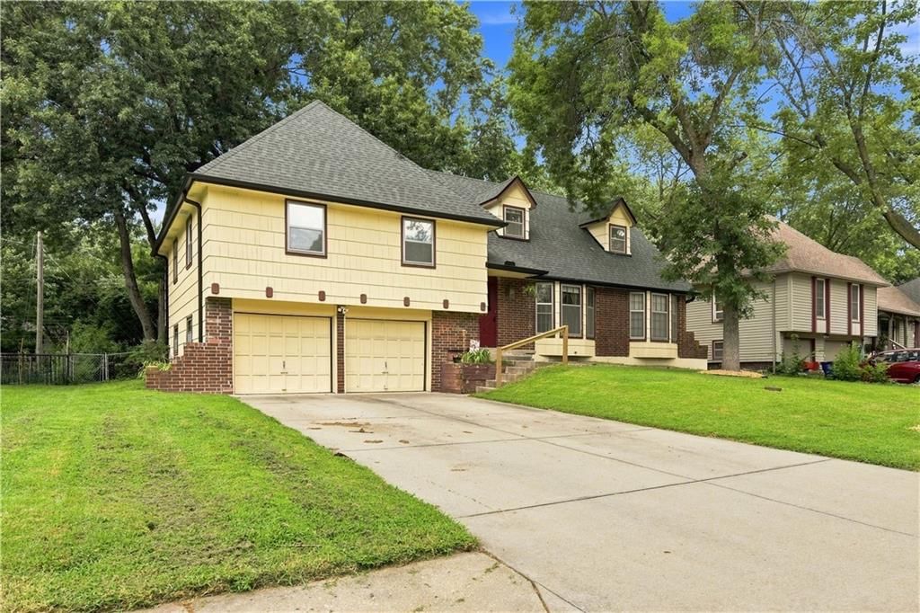 209 SW Victor Drive, Blue Springs, MO