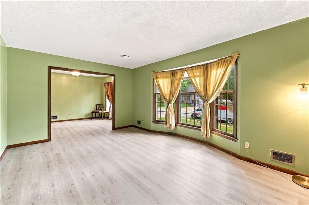 209 SW Victor Drive — photo 5