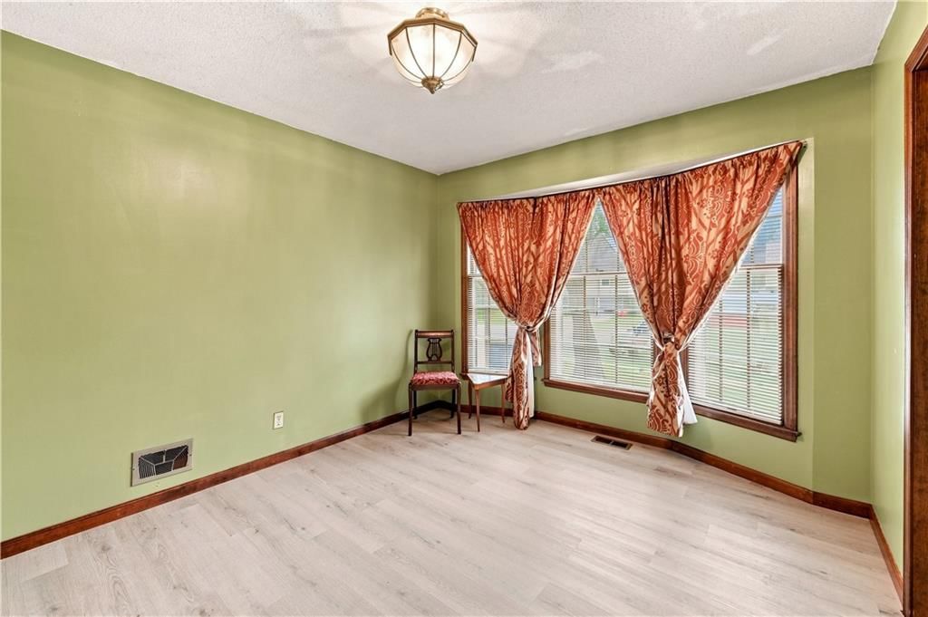 209 SW Victor Drive — photo 7