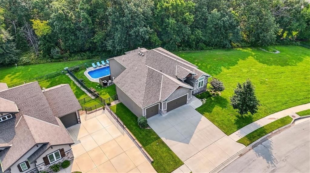 4705 NE Gateway Drive — photo 1
