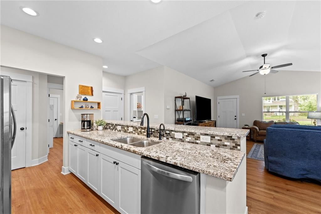 819 Baker Street — photo 11
