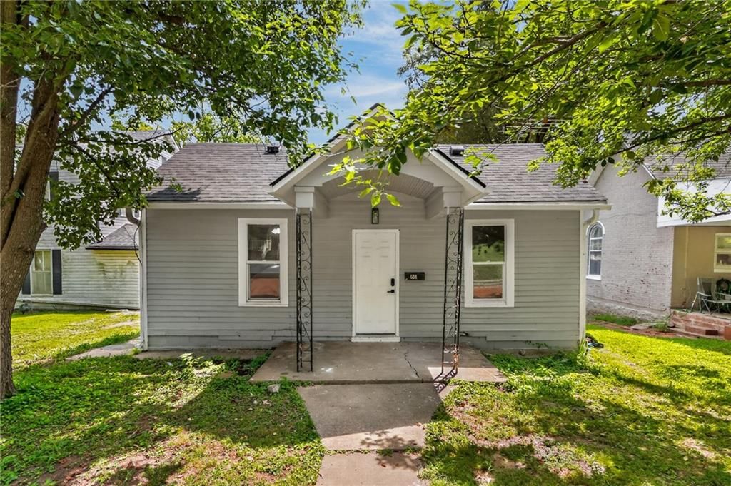 604 Laramie Street — photo 1