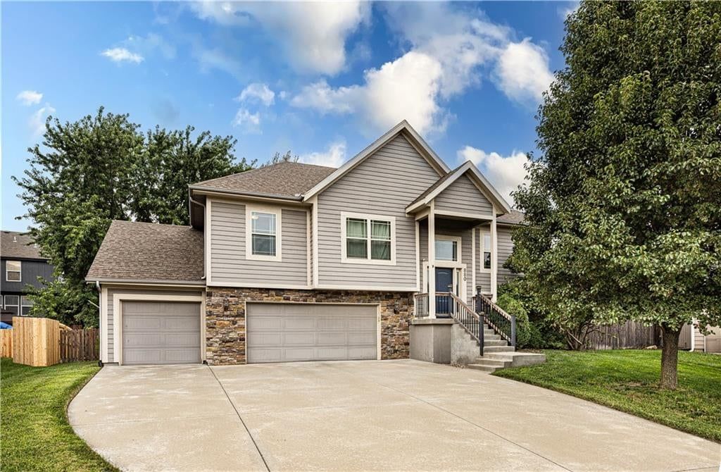 880 N Alder Street — photo 1