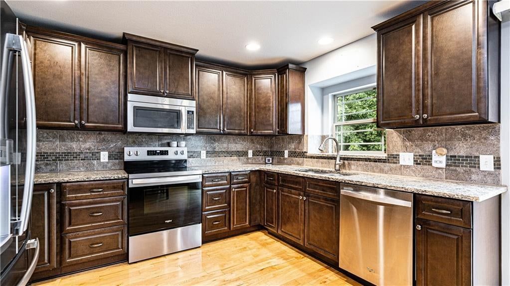 880 N Alder Street — photo 2