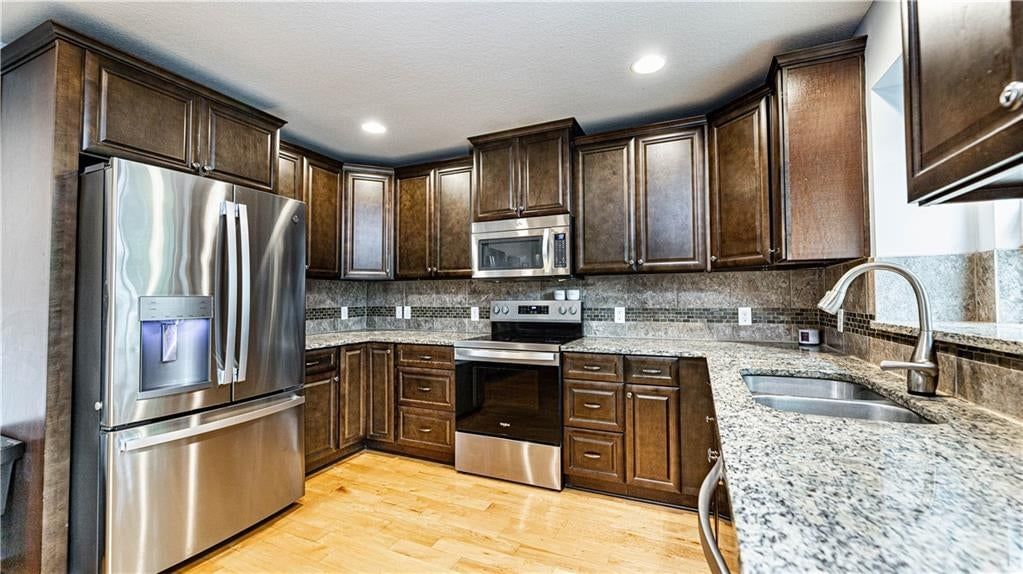 880 N Alder Street — photo 3