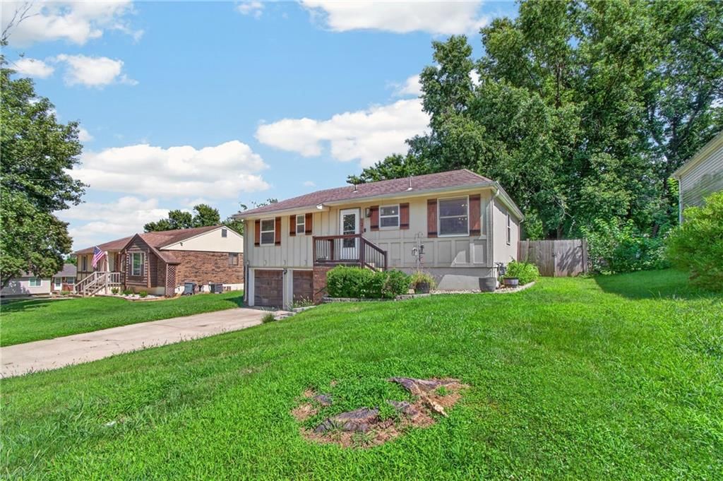 1216 NW Somerset Court — photo 2