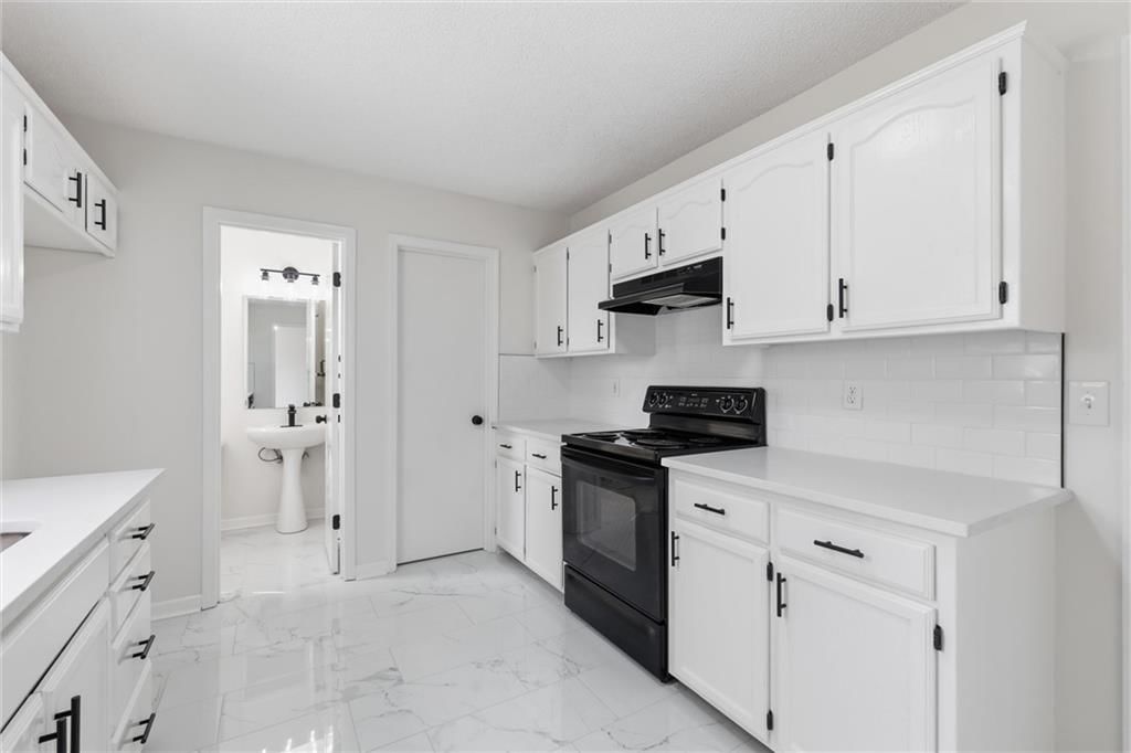 6017 Brooklyn Avenue — photo 10