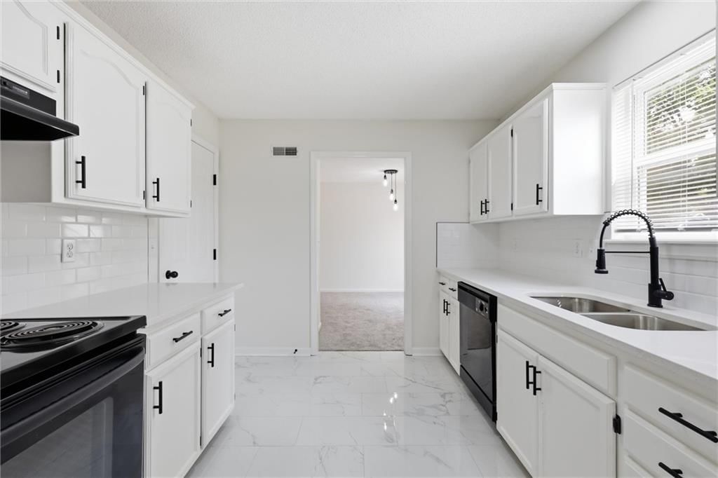 6017 Brooklyn Avenue — photo 12