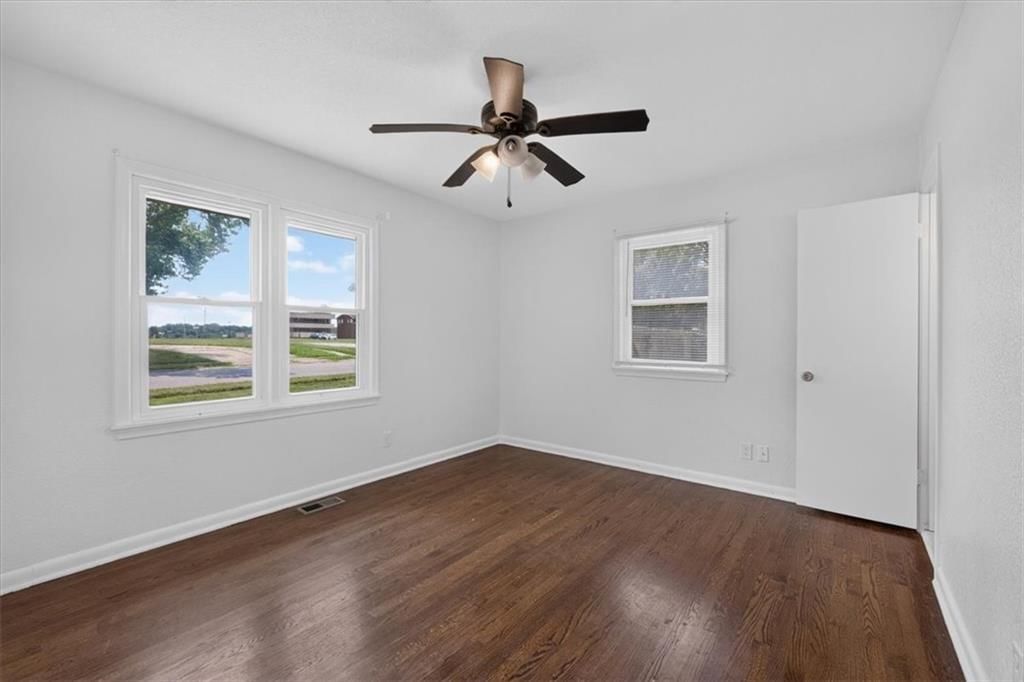 7726 EVERETT Avenue — photo 36