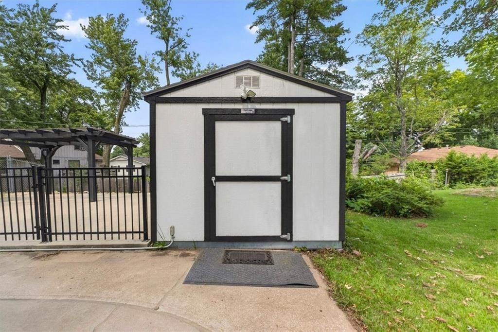7726 EVERETT Avenue — photo 58