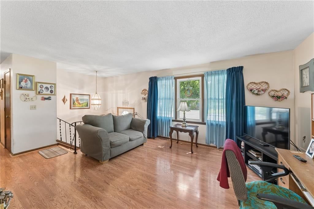 9812 Hillcrest Road — photo 10