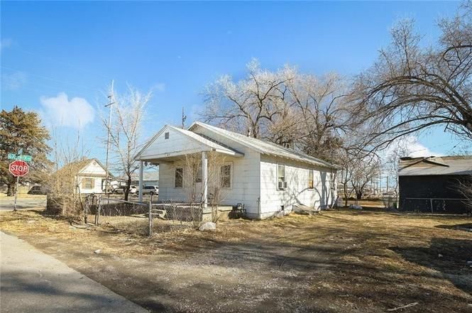 1047 N Agnes Avenue — photo 2