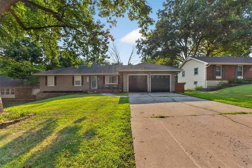 3908 S Stayton Avenue — photo 1