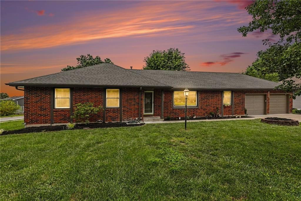 300 N Woodson Drive — photo 2