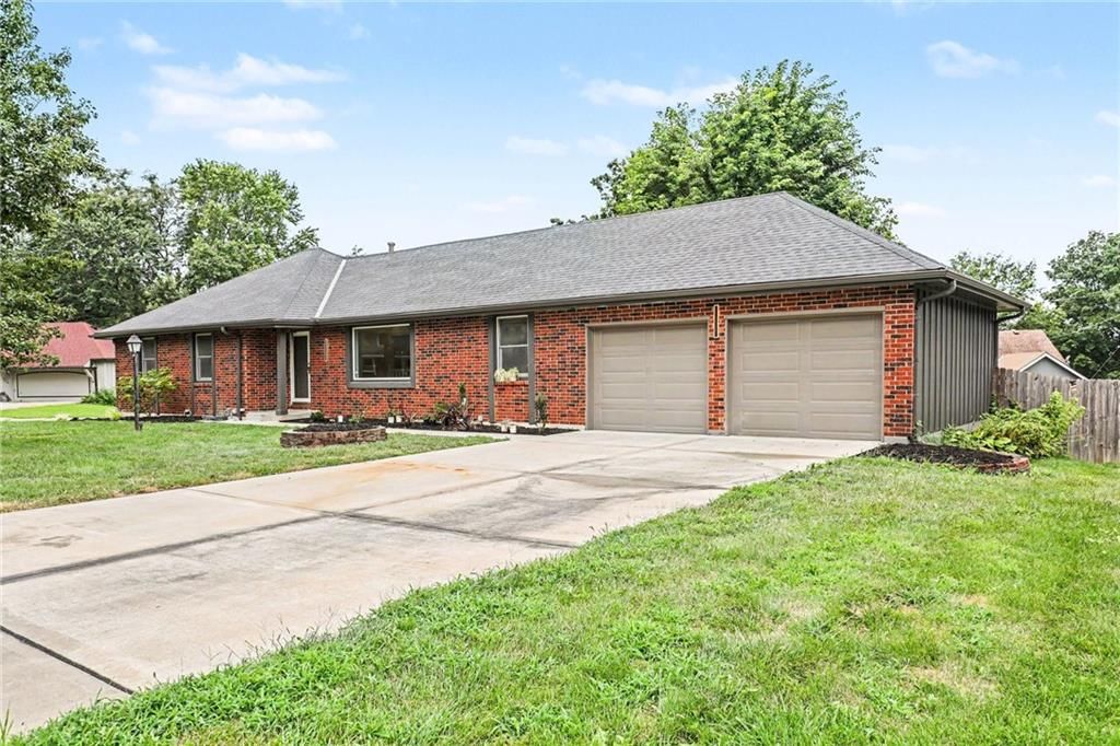 300 N Woodson Drive — photo 3