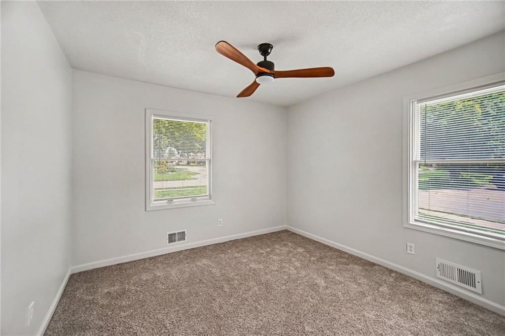 300 N Woodson Drive — photo 21