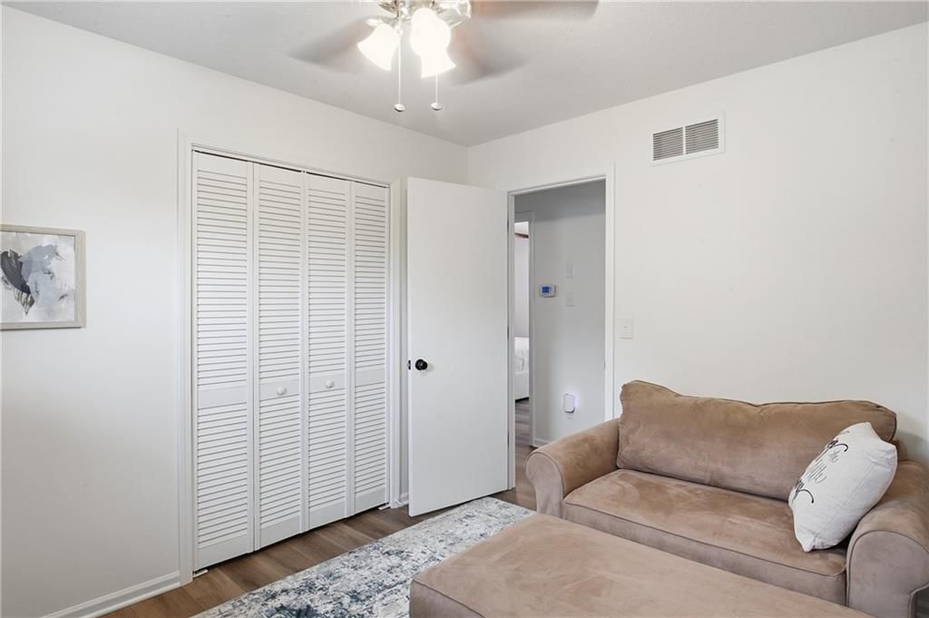 Photo 10 of 31 - 7426 Santa Fe Drive, Overland Park, KS 66204