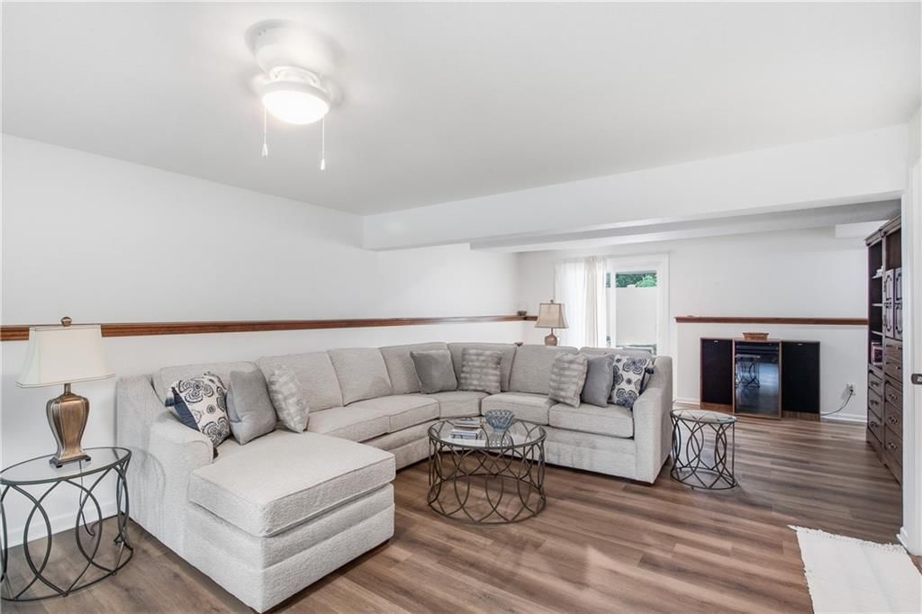 Photo 17 of 31 - 7426 Santa Fe Drive, Overland Park, KS 66204