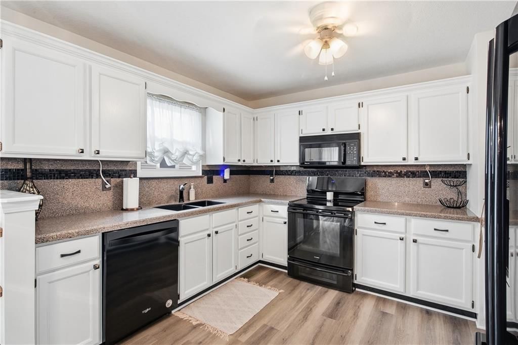 Photo 21 of 31 - 7426 Santa Fe Drive, Overland Park, KS 66204