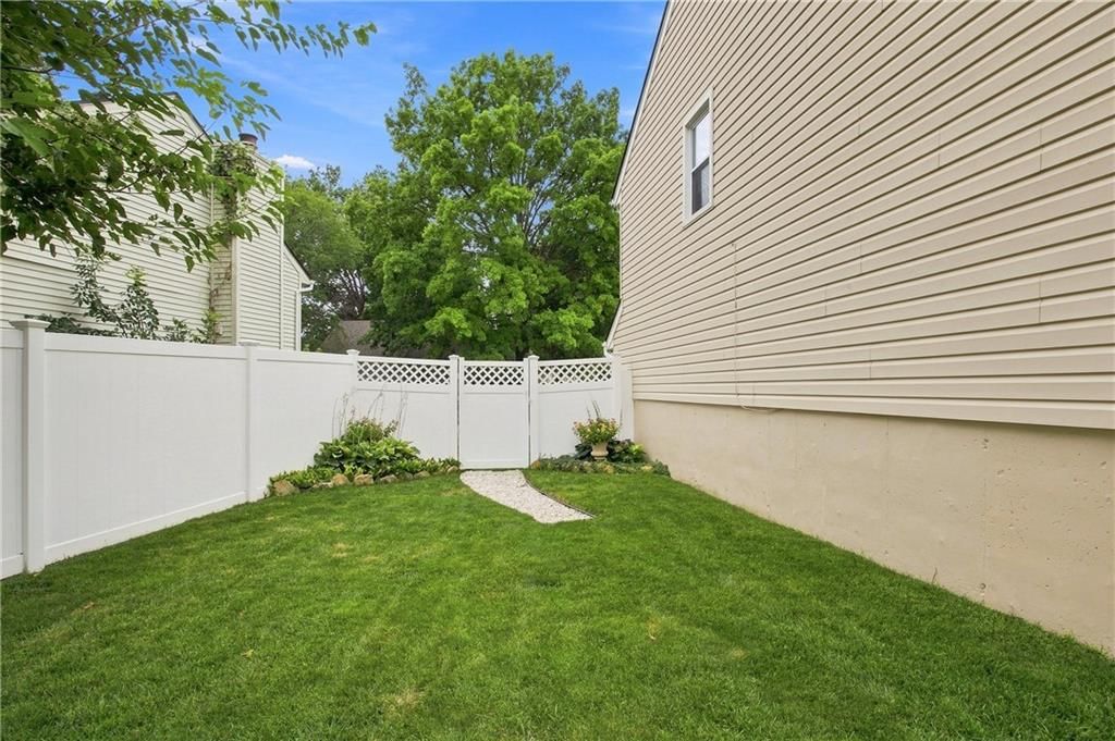 Photo 27 of 31 - 7426 Santa Fe Drive, Overland Park, KS 66204