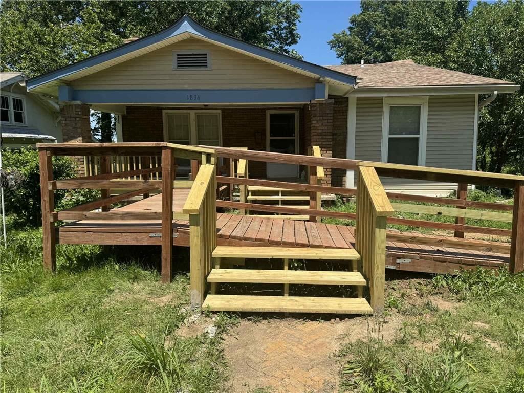 1836 Freeman Avenue — photo 1
