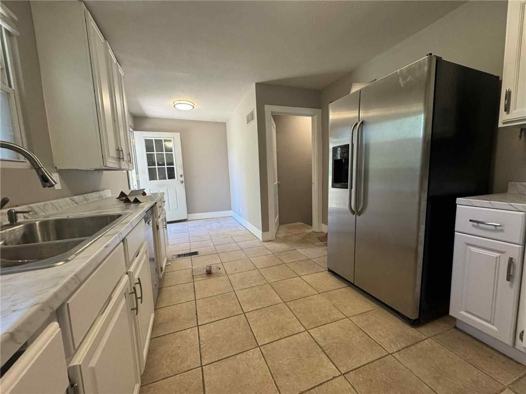 1836 Freeman Avenue — photo 6