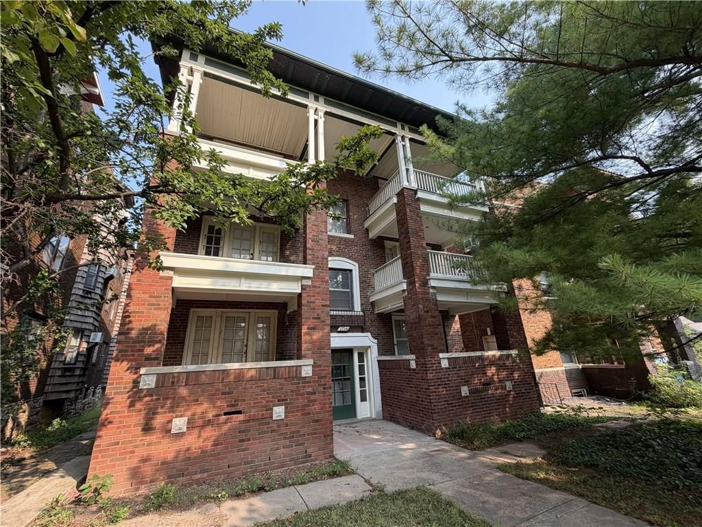 2734 Charlotte Street — photo 2