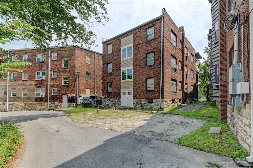 2734 Charlotte Street — photo 9