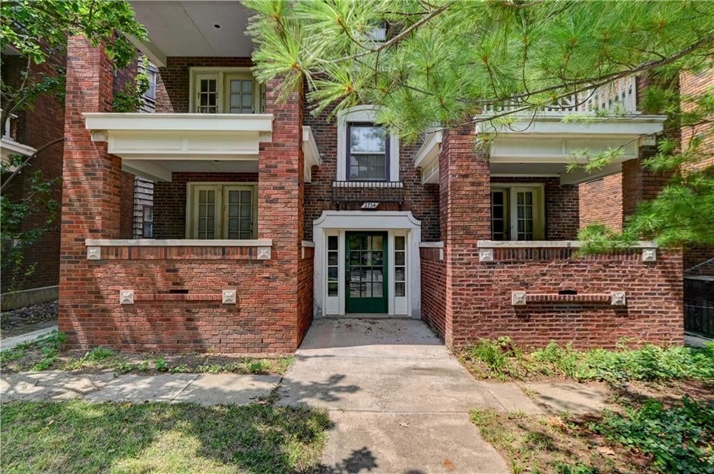 2734 Charlotte Street — photo 52