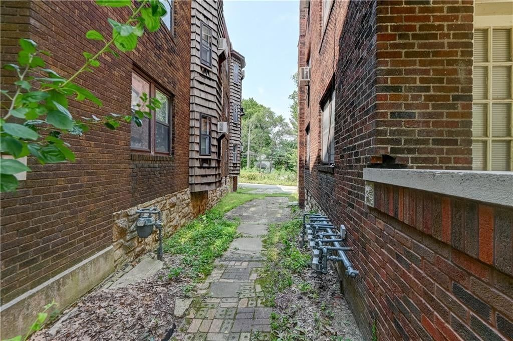 2734 Charlotte Street — photo 53