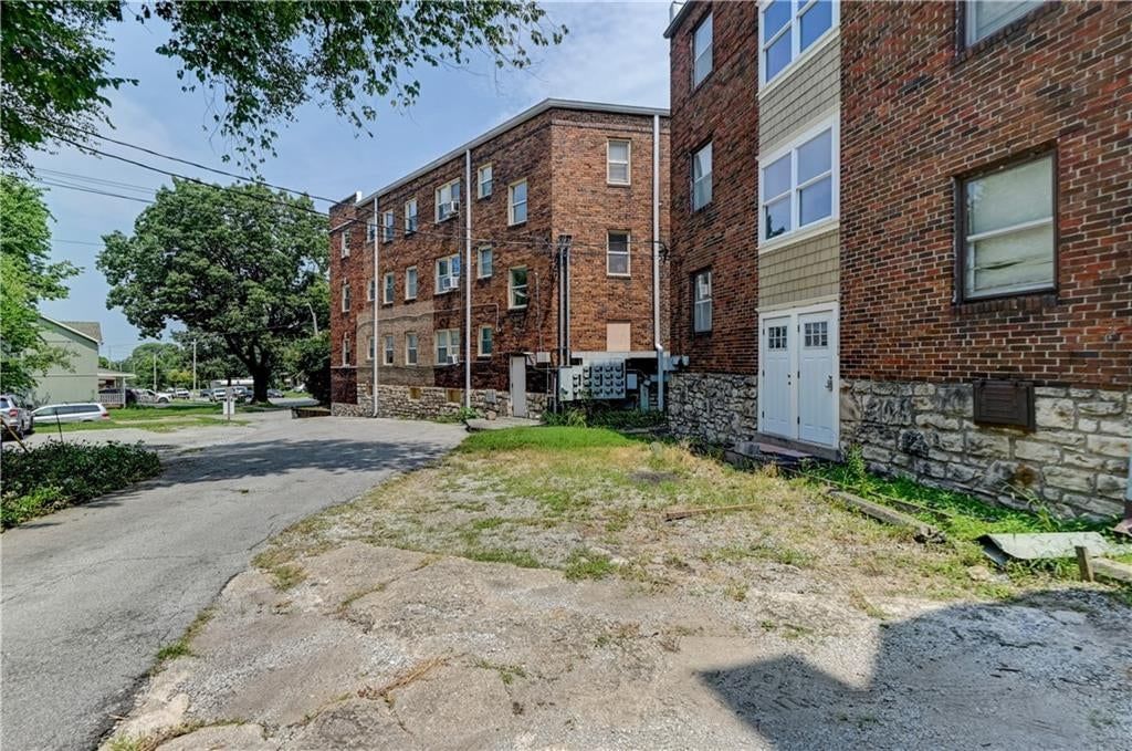 2734 Charlotte Street — photo 55