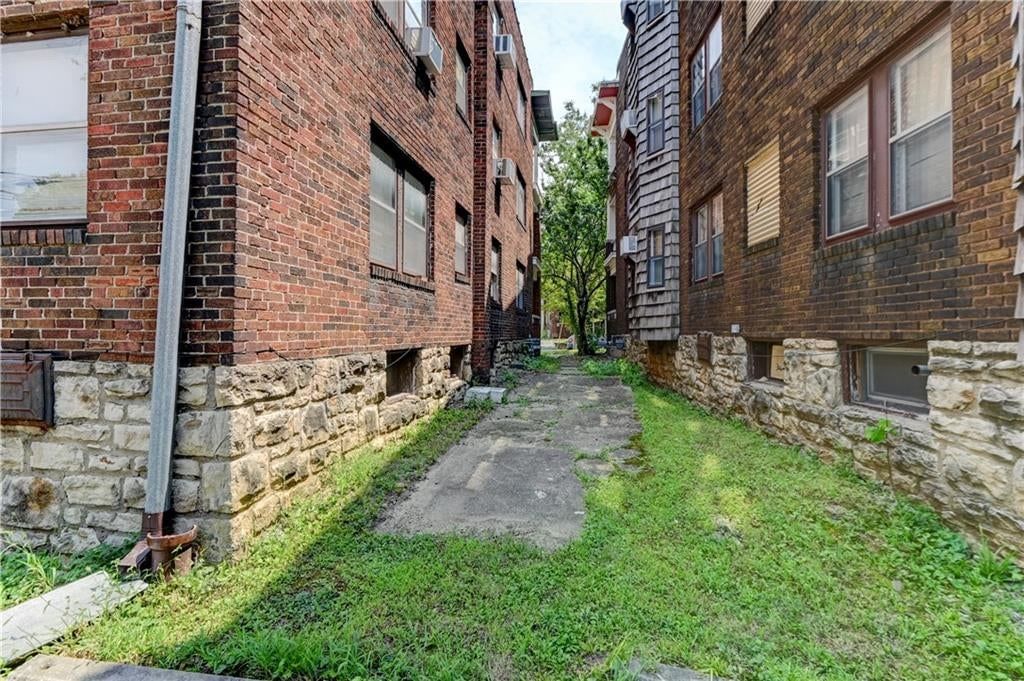 2734 Charlotte Street — photo 56