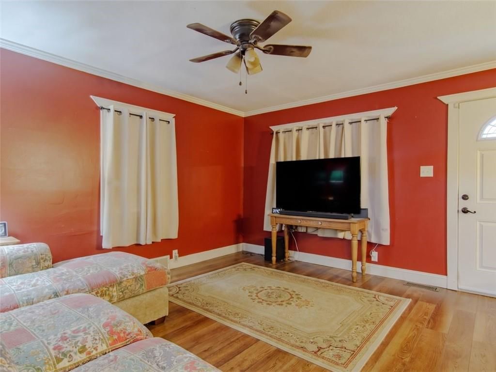 103 E Myrtle Street E — photo 10