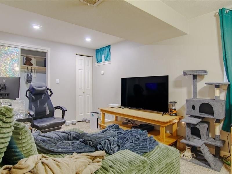 103 E Myrtle Street E — photo 22