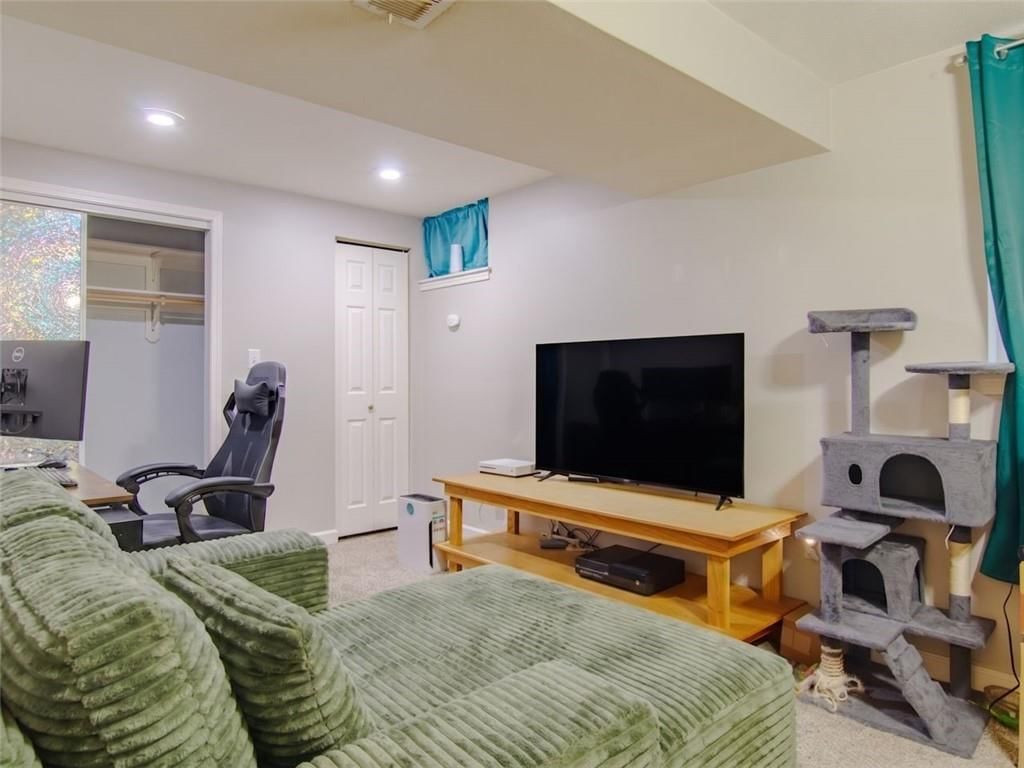 103 E Myrtle Street E — photo 23
