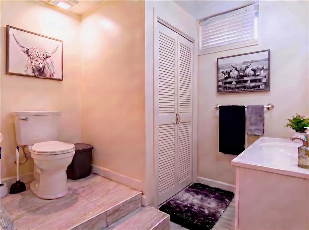 103 E Myrtle Street E — photo 29