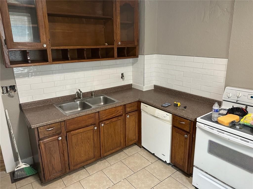 1708 metropolitian Avenue — photo 1