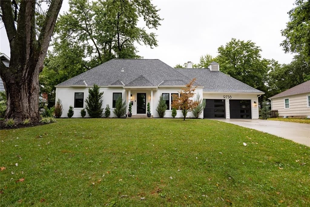 Photo 4 of 50 - 9738 Howe Drive, Overland Park, KS 66206