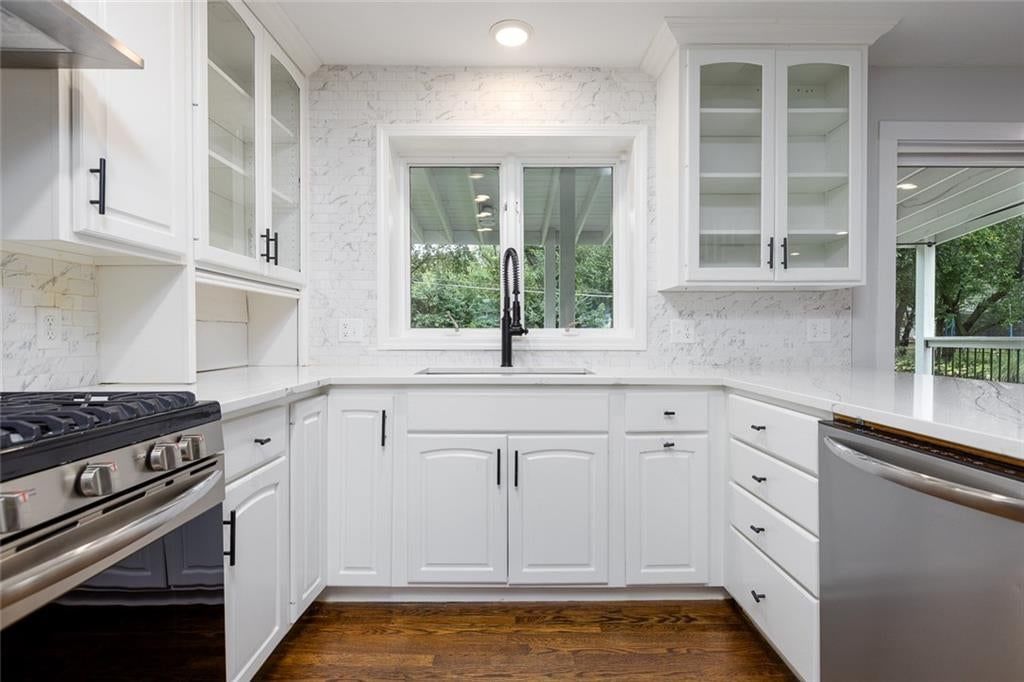 Photo 14 of 50 - 9738 Howe Drive, Overland Park, KS 66206