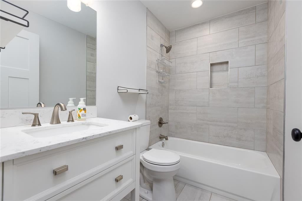 Photo 24 of 50 - 9738 Howe Drive, Overland Park, KS 66206