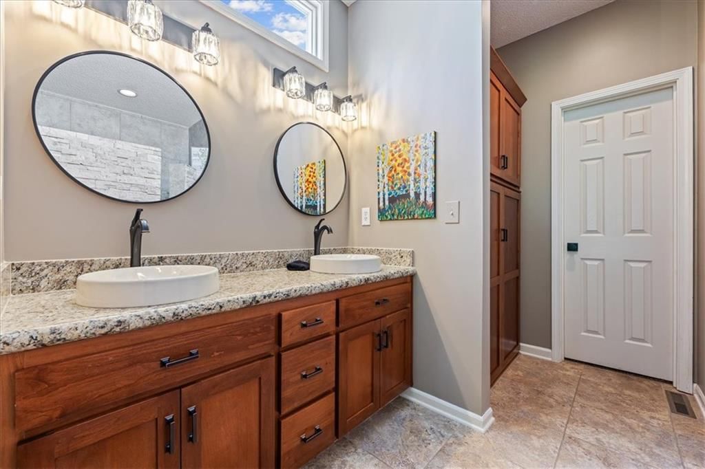 Photo 20 of 37 - 5124 W 159TH Terrace, Overland Park, KS 66085