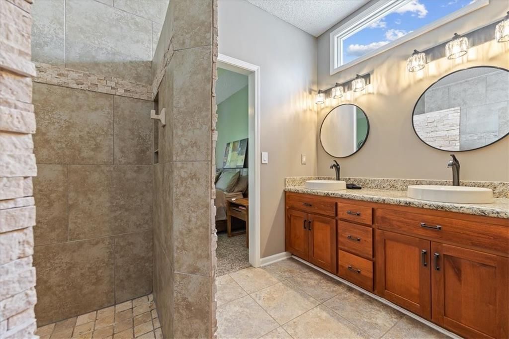 Photo 21 of 37 - 5124 W 159TH Terrace, Overland Park, KS 66085