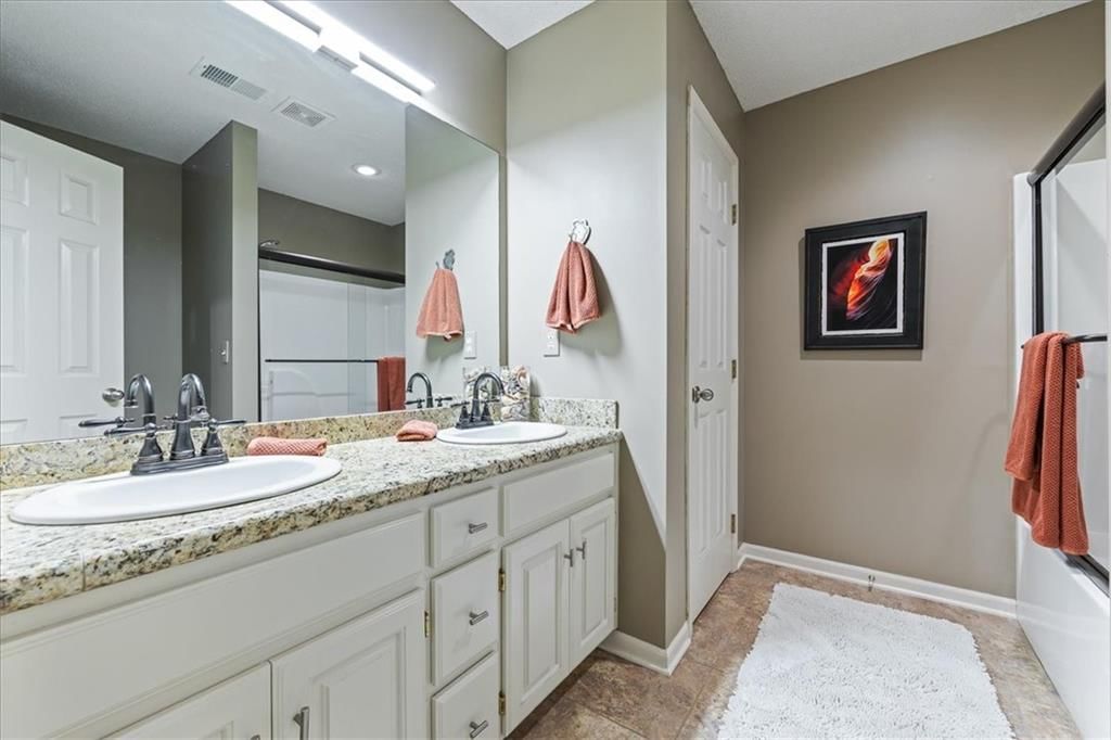 Photo 26 of 37 - 5124 W 159TH Terrace, Overland Park, KS 66085
