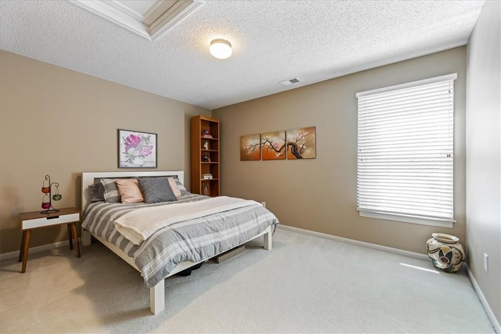 Photo 27 of 37 - 5124 W 159TH Terrace, Overland Park, KS 66085